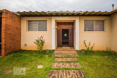 Casa à venda com 440m², 4 quartos e 4 vagasFachada