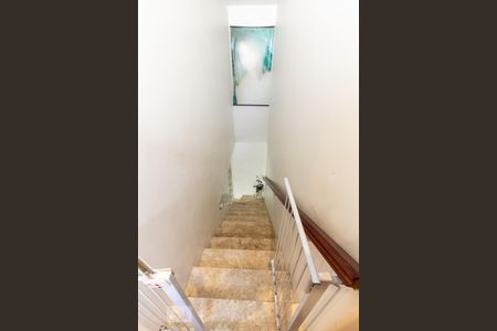 Casa à venda com 144m², 4 quartos e 2 vagas Casa à venda com 144m², 4 quartos e 2 vagasEscada