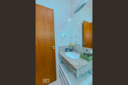 Casa de condomínio para alugar com 198m², 3 quartos e 4 vagasBanheiro