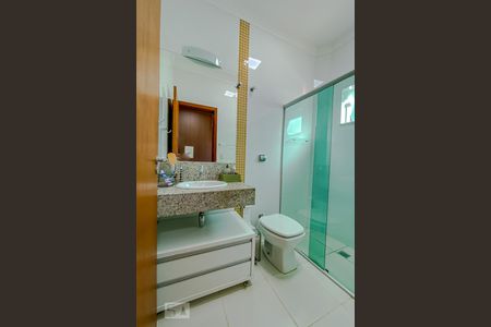 Casa de condomínio para alugar com 198m², 3 quartos e 4 vagasBanheiro