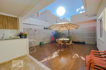 Casa de condomínio para alugar com 198m², 3 quartos e 4 vagasQuintal