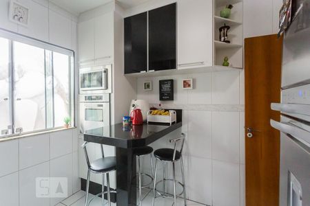 Casa à venda com 146m², 3 quartos e 2 vagasCozinha - Armários