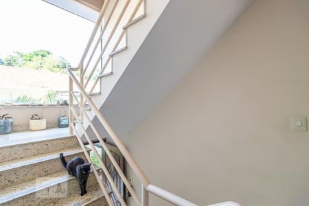 Casa de condomínio à venda com 192m², 3 quartos e 2 vagas Casa de condomínio à venda com 192m², 3 quartos e 2 vagasEscada