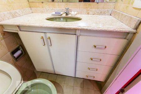 Apartamento para alugar com 60m², 1 quarto e sem vaga Apartamento para alugar com 60m², 1 quarto e sem vagaArmário do Banheiro da Suíte