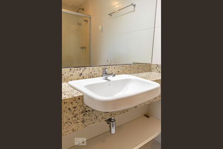 Banheiro de kitnet/studio para alugar com 1 quarto, 45m² em Caminho das Árvores, Salvador