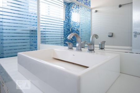 Apartamento à venda com 280m², 3 quartos e 3 vagas Apartamento à venda com 280m², 3 quartos e 3 vagasBanheiro da Suíte 1