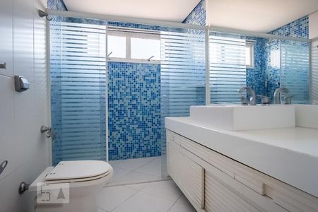 Apartamento à venda com 280m², 3 quartos e 3 vagas Apartamento à venda com 280m², 3 quartos e 3 vagasBanheiro da Suíte 1