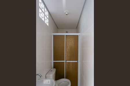 Banheiro de kitnet/studio para alugar com 1 quarto, 16m² em Rio Pequeno, São Paulo