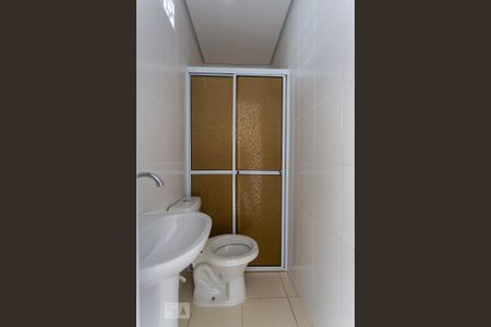 Banheiro de kitnet/studio para alugar com 1 quarto, 16m² em Rio Pequeno, São Paulo
