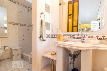 Casa à venda com 489m², 5 quartos e 6 vagas Casa à venda com 489m², 5 quartos e 6 vagasBanheiro