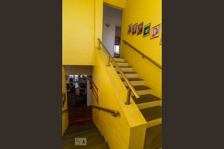 Casa à venda com 489m², 5 quartos e 6 vagas Casa à venda com 489m², 5 quartos e 6 vagasEscada