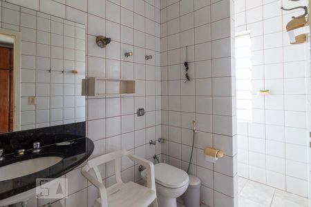 Casa à venda com 489m², 5 quartos e 6 vagas Casa à venda com 489m², 5 quartos e 6 vagasBanheiro da Suite 2