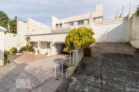 Casa à venda com 489m², 5 quartos e 6 vagas Casa à venda com 489m², 5 quartos e 6 vagasÁrea Externa