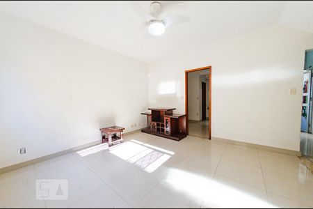 Sala de casa para alugar com 3 quartos, 120m² em João Pinheiro, Belo Horizonte