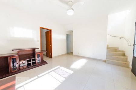 Sala de casa para alugar com 3 quartos, 120m² em João Pinheiro, Belo Horizonte