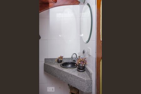 Lavabo de casa para alugar com 5 quartos, 210m² em Água Branca, São Paulo