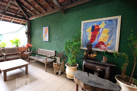 Casa à venda com 350m², 5 quartos e 4 vagas Casa à venda com 350m², 5 quartos e 4 vagasHall