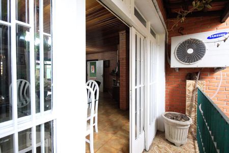 Casa à venda com 350m², 5 quartos e 4 vagas Casa à venda com 350m², 5 quartos e 4 vagasVaranda