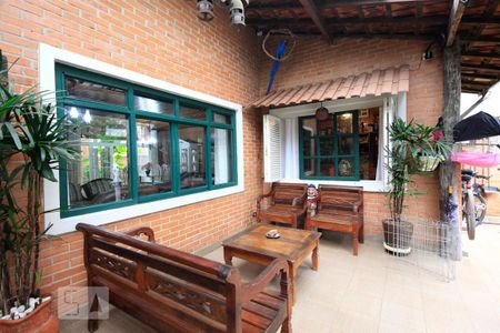 Casa à venda com 350m², 5 quartos e 4 vagas Casa à venda com 350m², 5 quartos e 4 vagasHall