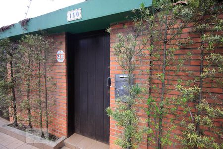 Casa à venda com 350m², 5 quartos e 4 vagas Casa à venda com 350m², 5 quartos e 4 vagasFachada