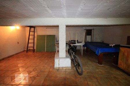 Casa à venda com 350m², 5 quartos e 4 vagas Casa à venda com 350m², 5 quartos e 4 vagasGaragem