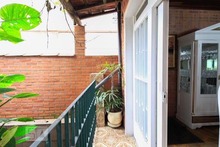 Casa à venda com 350m², 5 quartos e 4 vagas Casa à venda com 350m², 5 quartos e 4 vagasVaranda