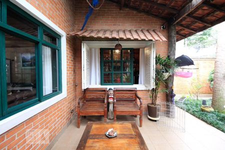 Casa à venda com 350m², 5 quartos e 4 vagas Casa à venda com 350m², 5 quartos e 4 vagasHall