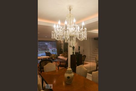 Casa de condomínio à venda com 570m², 5 quartos e 4 vagas Casa de condomínio à venda com 570m², 5 quartos e 4 vagasSala