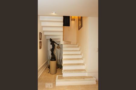 Casa de condomínio à venda com 570m², 5 quartos e 4 vagas Casa de condomínio à venda com 570m², 5 quartos e 4 vagasEscada