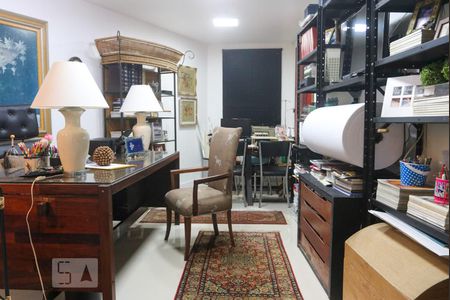 Casa de condomínio à venda com 570m², 5 quartos e 4 vagas Casa de condomínio à venda com 570m², 5 quartos e 4 vagasEscritório