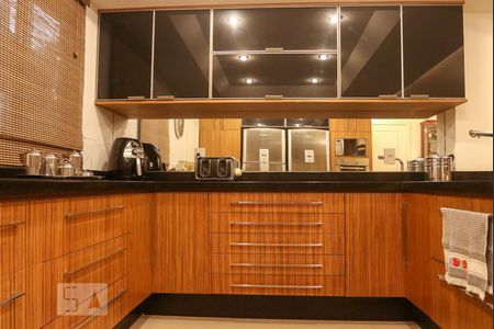 Casa de condomínio à venda com 570m², 5 quartos e 4 vagas Casa de condomínio à venda com 570m², 5 quartos e 4 vagasCozinha - Armários