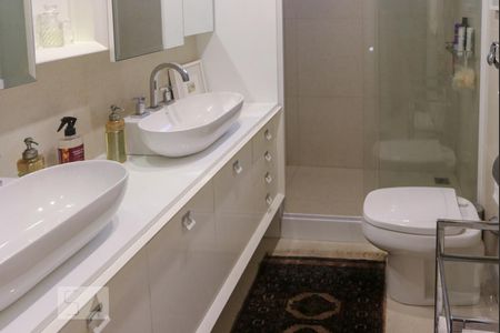 Casa de condomínio à venda com 570m², 5 quartos e 4 vagas Casa de condomínio à venda com 570m², 5 quartos e 4 vagasBanheiro da Suíte 3