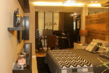 Casa de condomínio à venda com 570m², 5 quartos e 4 vagas Casa de condomínio à venda com 570m², 5 quartos e 4 vagasSuíte 2