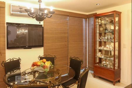 Casa de condomínio à venda com 570m², 5 quartos e 4 vagas Casa de condomínio à venda com 570m², 5 quartos e 4 vagasdetalhe da cozinha