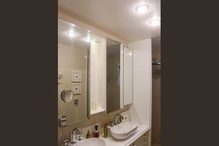 Casa de condomínio à venda com 570m², 5 quartos e 4 vagas Casa de condomínio à venda com 570m², 5 quartos e 4 vagasBanheiro da Suíte 3