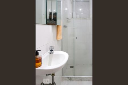 Casa de condomínio à venda com 570m², 5 quartos e 4 vagas Casa de condomínio à venda com 570m², 5 quartos e 4 vagasBanheiro do Quarto de Serviço