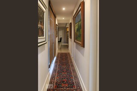 Casa de condomínio à venda com 570m², 5 quartos e 4 vagas Casa de condomínio à venda com 570m², 5 quartos e 4 vagasCorredor Cozinha