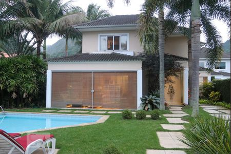 Casa de condomínio à venda com 570m², 5 quartos e 4 vagas Casa de condomínio à venda com 570m², 5 quartos e 4 vagasQuintal