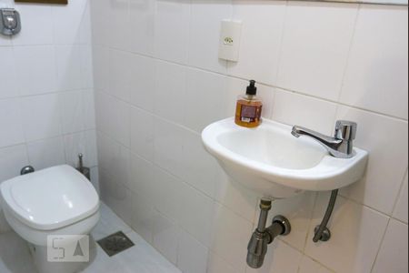 Casa de condomínio à venda com 570m², 5 quartos e 4 vagas Casa de condomínio à venda com 570m², 5 quartos e 4 vagasBanheiro do Quarto de Serviço