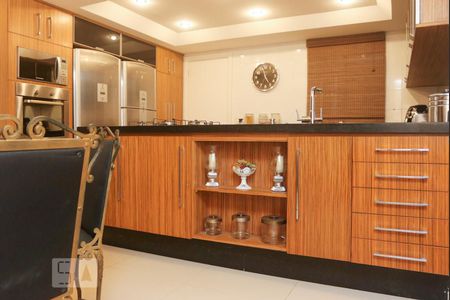 Casa de condomínio à venda com 570m², 5 quartos e 4 vagas Casa de condomínio à venda com 570m², 5 quartos e 4 vagasdetalhe da cozinha