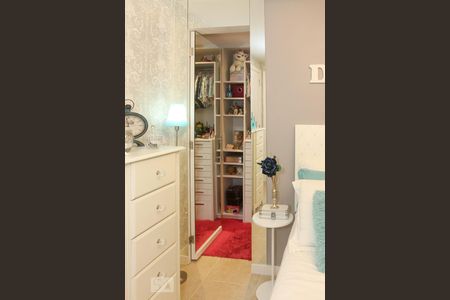 Casa de condomínio à venda com 570m², 5 quartos e 4 vagas Casa de condomínio à venda com 570m², 5 quartos e 4 vagasCloset da suíte 1