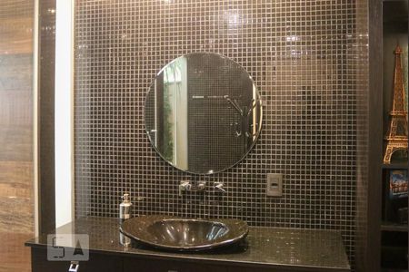 Casa de condomínio à venda com 570m², 5 quartos e 4 vagas Casa de condomínio à venda com 570m², 5 quartos e 4 vagasDetalhe do Banheiro da Suíte 2