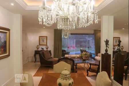 Casa de condomínio à venda com 570m², 5 quartos e 4 vagas Casa de condomínio à venda com 570m², 5 quartos e 4 vagasSala