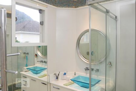 Casa de condomínio à venda com 570m², 5 quartos e 4 vagas Casa de condomínio à venda com 570m², 5 quartos e 4 vagasBanheiro da Suíte 1