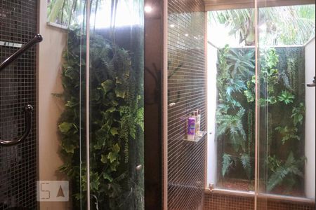 Casa de condomínio à venda com 570m², 5 quartos e 4 vagas Casa de condomínio à venda com 570m², 5 quartos e 4 vagasDetalhe do Banheiro da Suíte 2