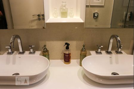 Casa de condomínio à venda com 570m², 5 quartos e 4 vagas Casa de condomínio à venda com 570m², 5 quartos e 4 vagasBanheiro da Suíte 3