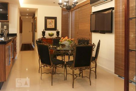 Casa de condomínio à venda com 570m², 5 quartos e 4 vagas Casa de condomínio à venda com 570m², 5 quartos e 4 vagasdetalhe da cozinha