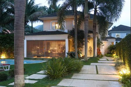 Casa de condomínio à venda com 570m², 5 quartos e 4 vagas Casa de condomínio à venda com 570m², 5 quartos e 4 vagasVista da Sacada da Casa