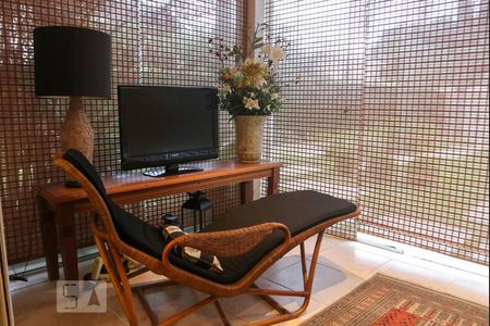 Casa de condomínio à venda com 570m², 5 quartos e 4 vagas Casa de condomínio à venda com 570m², 5 quartos e 4 vagasSala de Estar