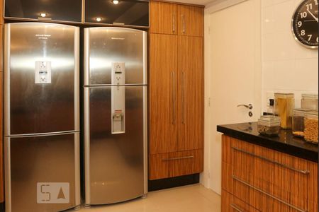 Casa de condomínio à venda com 570m², 5 quartos e 4 vagas Casa de condomínio à venda com 570m², 5 quartos e 4 vagasCozinha - Armários